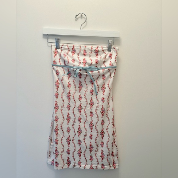 Edikted Dresses & Skirts - Edikted White Floral Strapless Dress with Blue Tie